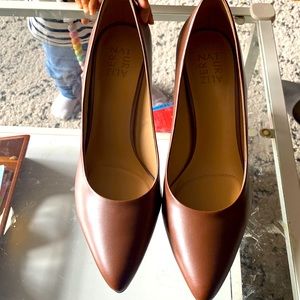 Nude naturalizer pumps (size 10n) - never worn